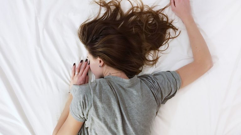 Conseils pour lutter contre l’apnée du sommeil : astuces et solutions